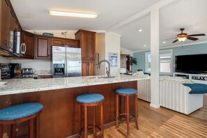 Kjøleskap, mikrobølgeovn, ovn og kokeplater