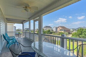 Outdoor dining - Oak Island Diamond: Spacious Oceanview Dog-Friendly Home w/Fenced Yard, 4 Lots f (Oak Island)