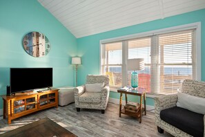 Televisión, reproductor de DVD, libros