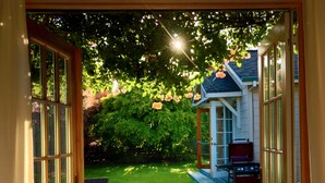 A view of a backyard with a barbecue area, a wooden deck, and a lawn. - Pleasure Point Oasis ~ Family and dog-friendly yard ~ Off-street parking (Santa Cruz)