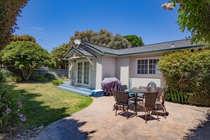 Outdoor dining - Pleasure Point Oasis ~ Family and dog-friendly yard ~ Off-street parking (Santa Cruz)