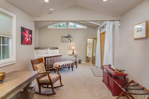 3 bedrooms, desk, iron/ironing board, travel crib