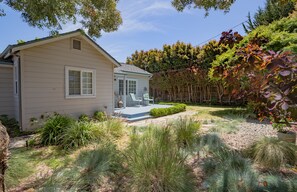 Exterior - Pleasure Point Oasis ~ Family and dog-friendly yard ~ Off-street parking (Santa Cruz)