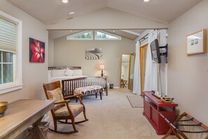 3 habitaciones, escritorio y tabla de planchar con plancha 