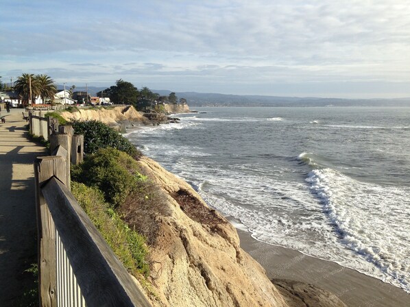 Playa en los alrededores y toallas de playa 