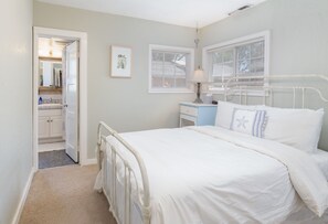 3 bedrooms, desk, iron/ironing board, travel cot - Pleasure Point Oasis ~ Family and dog-friendly yard ~ Off-street parking (Santa Cruz)