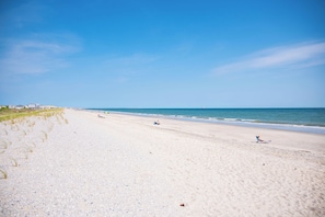 På stranden