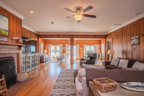 TV, DVD-spiller og bøker