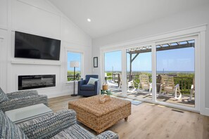 TV, libri, impianto stereo