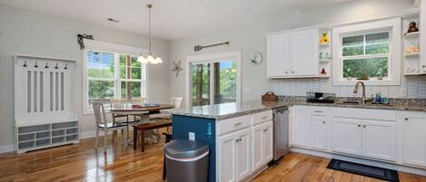 Refrigerador, microondas, lavavajillas, cafetera/tetera