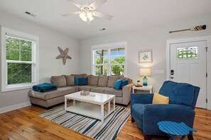 TV, lettore DVD, tavolo da calcetto, libri