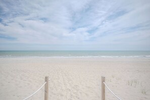 På stranden