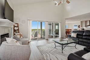 Fernseher, Videospiele, DVD-Player, Bücher