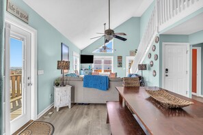 Televisión de pantalla plana, reproductor de DVD y libros 