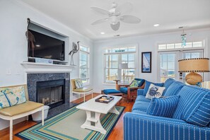 TV, peis, DVD-spiller og filmbibliotek