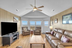 TV, lettore DVD, libri, videoteca