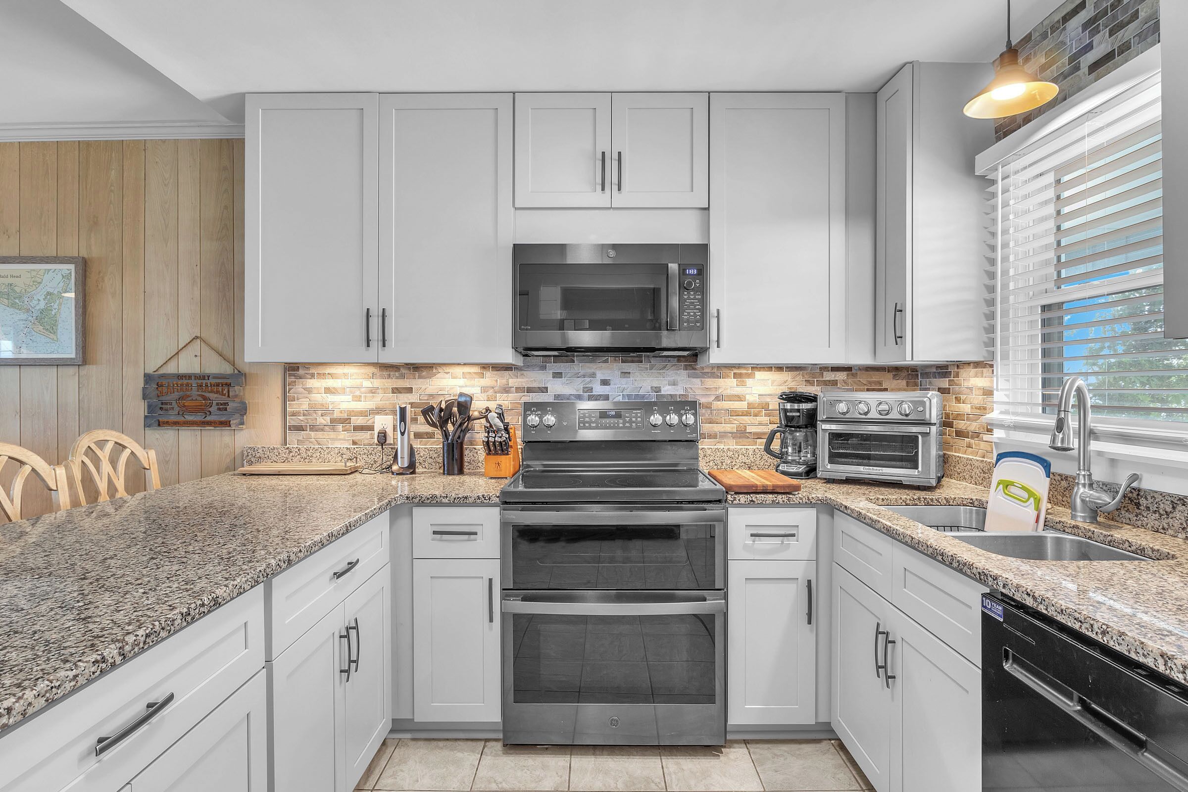 Lavavajillas, cafetera y tetera y utensilios de cocina 