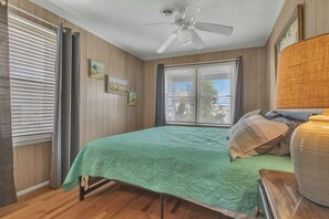 4 slaapkamers, een strijkplank/strijkijzer, internet, beddengoed