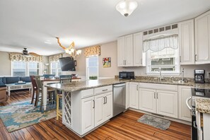 Lave-vaisselle, cafetiĂšre/bouilloire, chaise haute