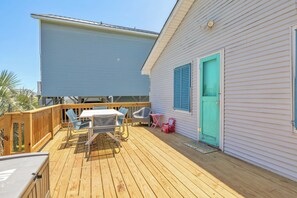 Outdoor dining - Love Shack: Charming Oceanview Cottage on East Beach (Oak Island)