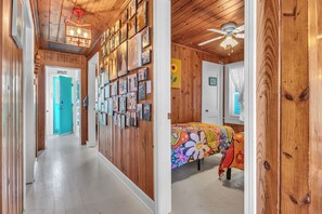 3 bedrooms, travel cot, Internet, bed sheets - Love Shack: Charming Oceanview Cottage on East Beach (Oak Island)