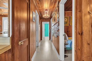 3 bedrooms, travel crib, internet, bed sheets