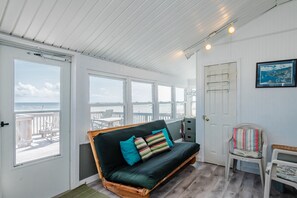 TV a schermo piatto, lettore DVD, libri, videoteca