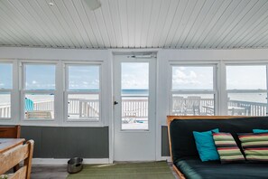 TV a schermo piatto, lettore DVD, libri, videoteca