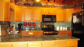 Kylskåp, mikrovågsugn, ugn och spishäll