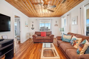 TV, lettore DVD, libri