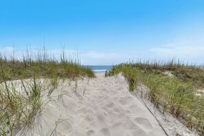 Una spiaggia nelle vicinanze