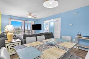 TV, lettore DVD, libri