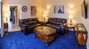 Honeymoon Suite, 1 King Bed, Non Smoking | Living room | LED TV