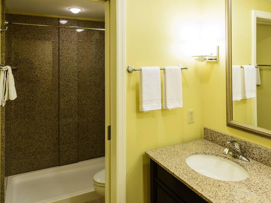 Un baño con bañera, inodoro y lavabo.