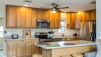 Rumah Standar, Beberapa Tempat Tidur, Bebas Asap Rokok | Dapur pribadi | Lemari es besar, microwave, oven, dan kompor