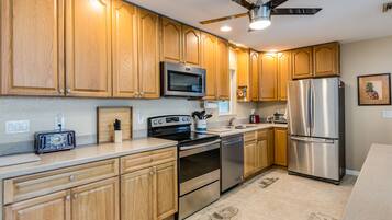 Rumah Standar, Beberapa Tempat Tidur, Bebas Asap Rokok | Dapur pribadi | Lemari es besar, microwave, oven, dan kompor