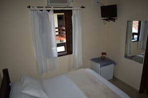 Courtyard view - Pousada Cores do Mar (Paraty)