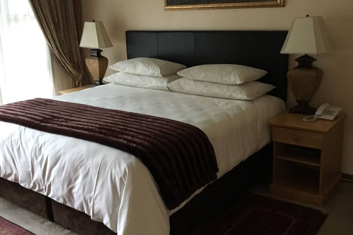 In-room safe, desk, bed sheets
