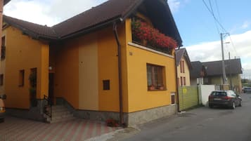 Konaklama yerinin ön cephesi