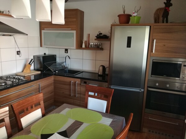 Comfort Apartment, 2 Bedrooms | Private kitchen