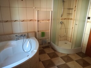 Comfort Apartment, 2 Bedrooms | Bathroom | Free toiletries, towels, toilet paper