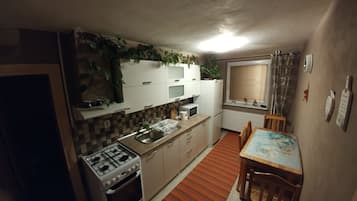 Comfort-lejlighed - 1 soveværelse | Privat køkken | Køleskab, mikrobølgeovn, ovn, kogeplade
