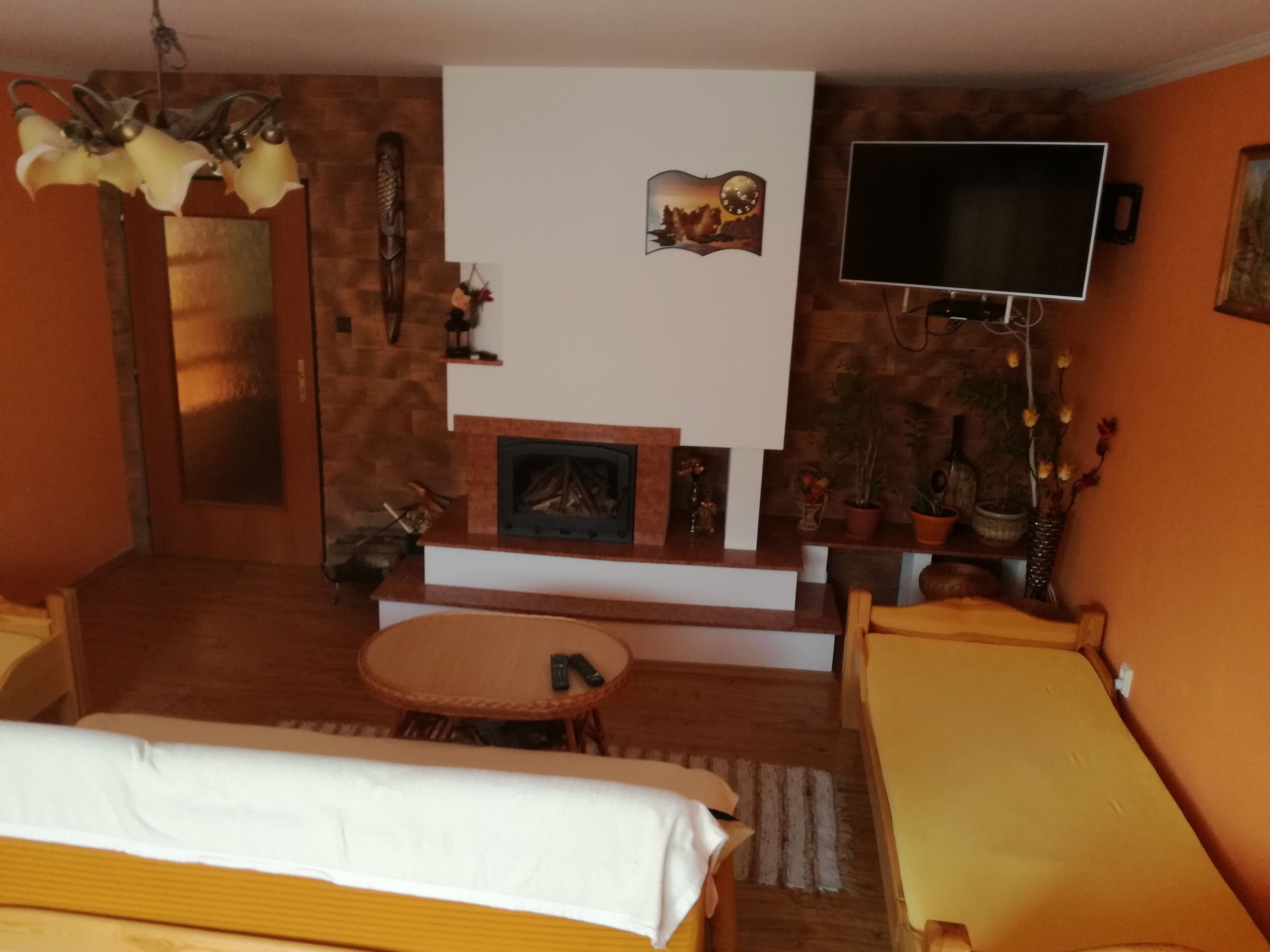 Apartamento conforto, 2 quartos | Área de estar | TV