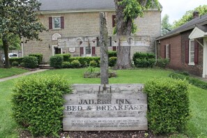 Exterior - Jailer's Inn (Bardstown)
