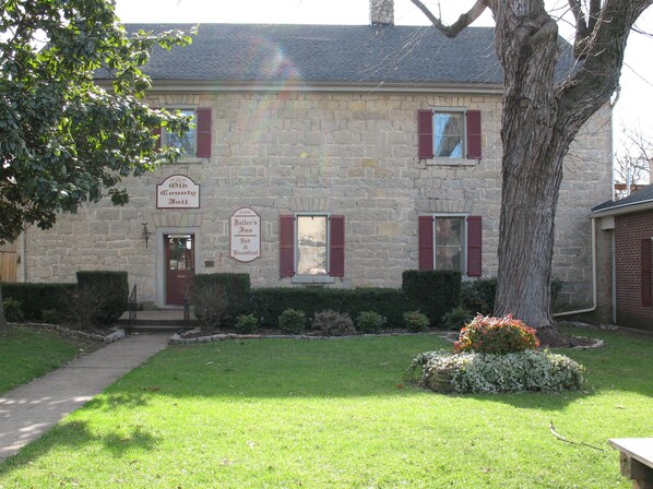 A stone building with a sign for 'Old Laundry Jail' and 'Jailer’s Inn Bed & Breakfast'. - Jailer's Inn (Bardstown)