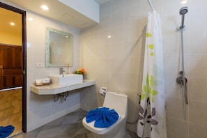 Phòng 2 giường đơn Superior, 2 giường đơn, hút thuốc | Phòng tắm | Đồ dùng nhà tắm miễn phí, máy sấy tóc, khăn tắm