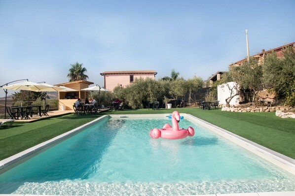 Una piscina al aire libre de temporada