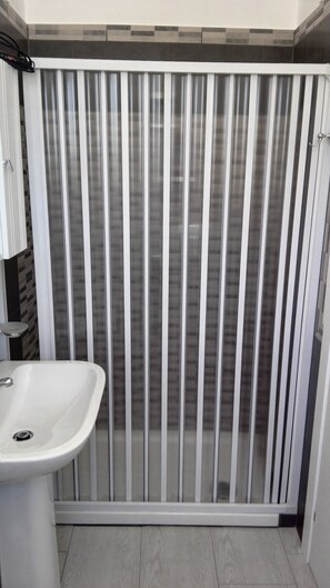Chambre Double (External Private Bathroom ) | Douche de la salle de bain