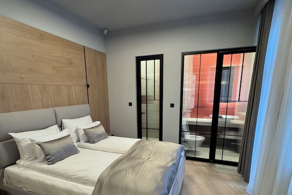 Leilighet – premium, 1 soverom, balkong | Italienske Frette-laken, sengetøy av topp kvalitet og memory foam-senger