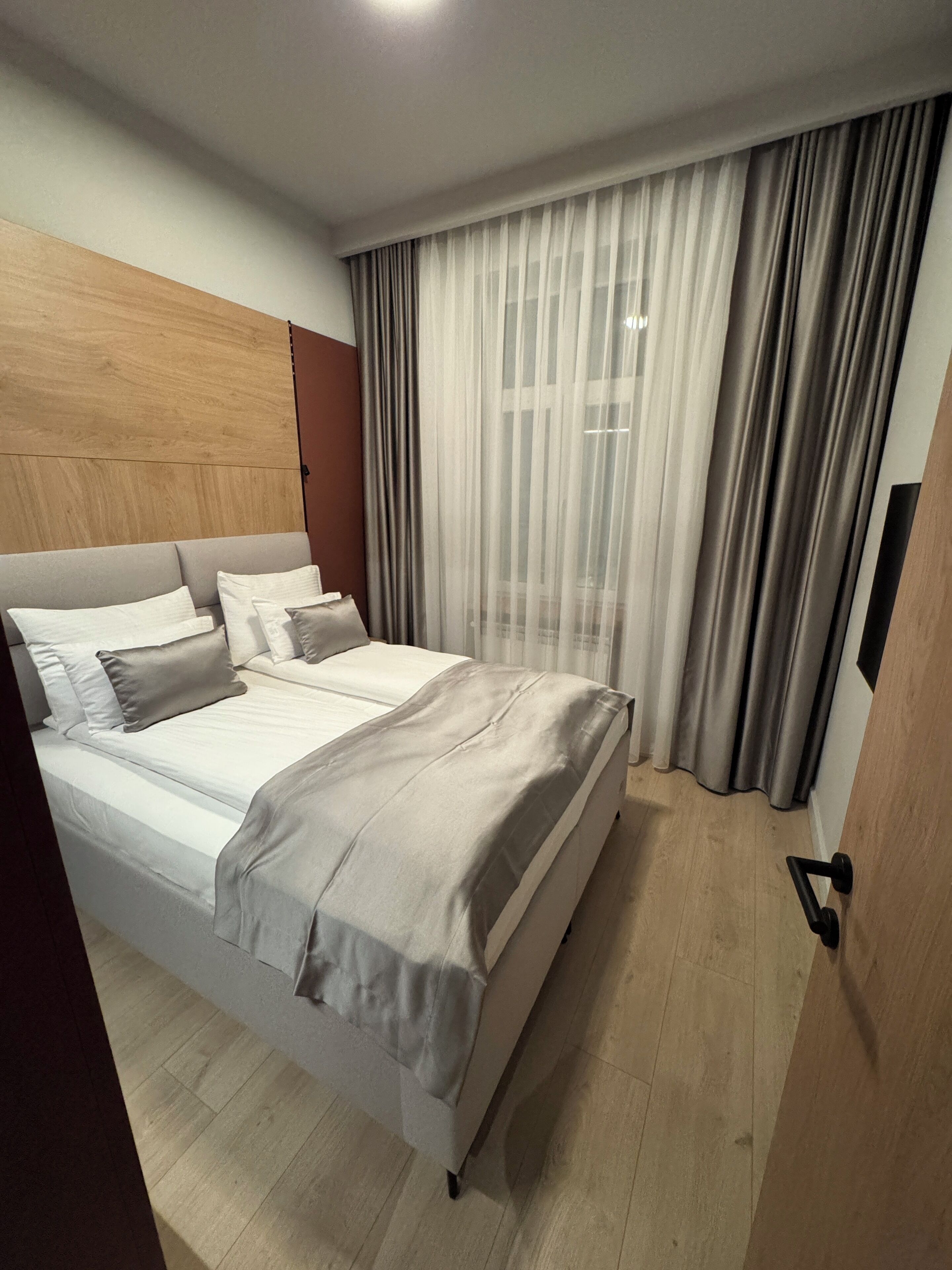 Apartemen Mewah, 2 kamar tidur, AC, pemandangan kota | Seprai Frette Italia, seprai premium, busa memori, dan brankas